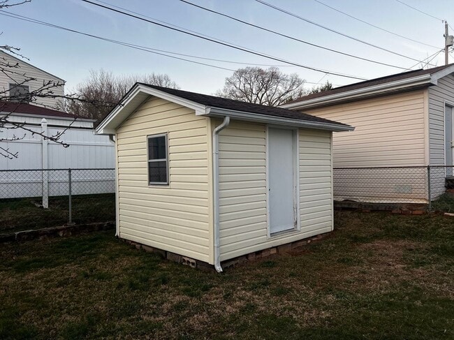 Building Photo - 521 Lee Cir