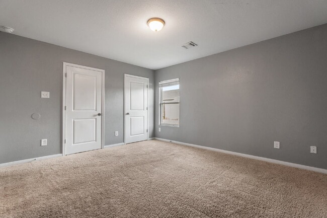 Building Photo - Your next home is waiting!
