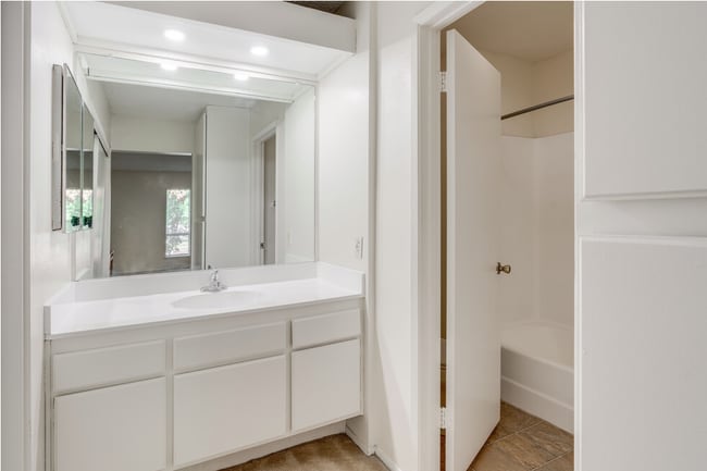 Building Photo - Stunning Bright and Completely Remodeled A...