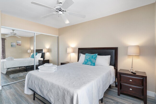 2nd bedroom with queen bed - 3600 N Hayden Rd