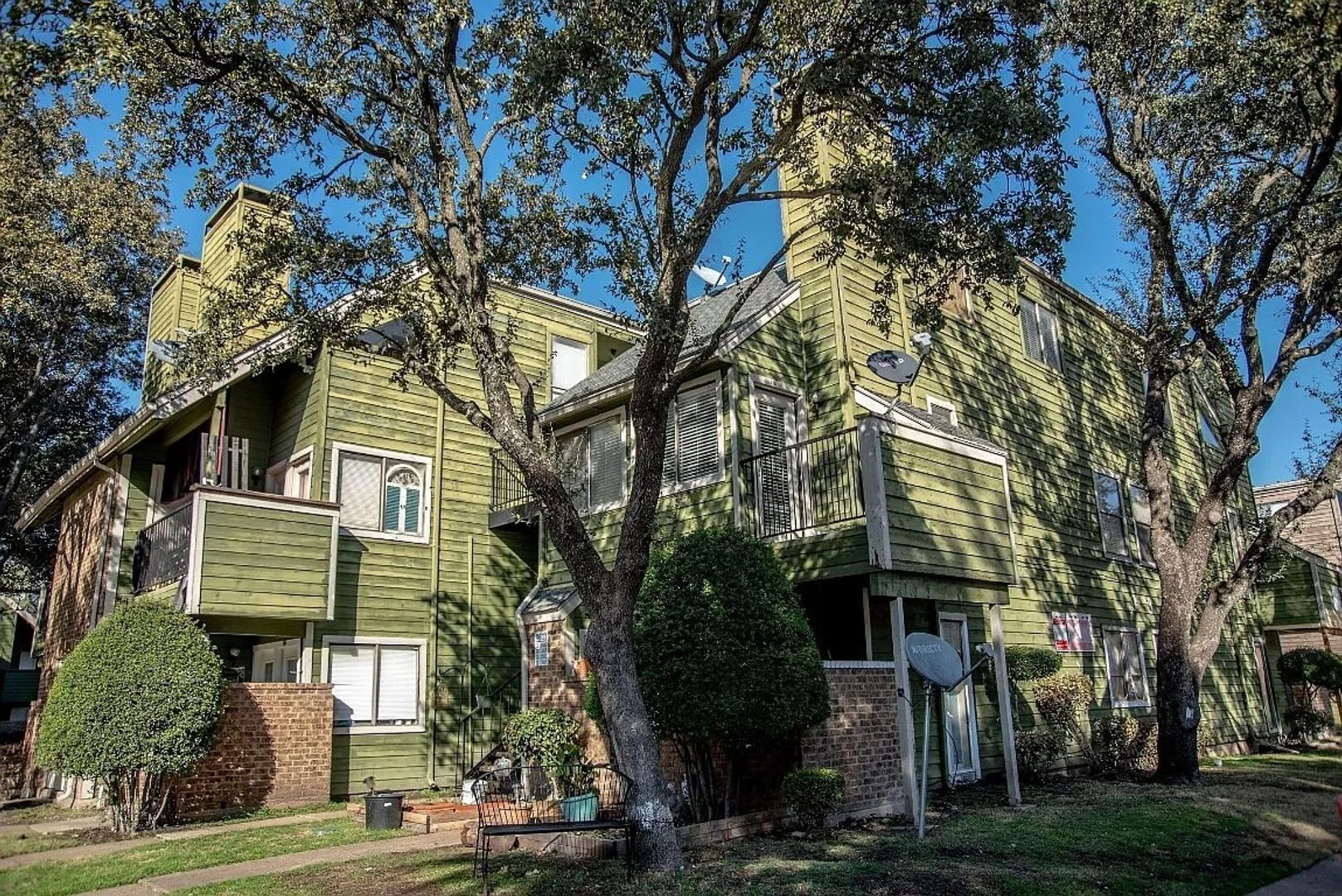 Building Photo - 9833 Walnut St