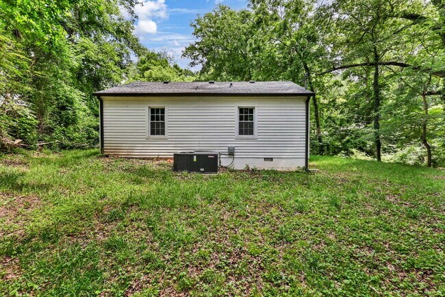 Building Photo - Charming 2-bed 1-bath home minutes from shopping, APSU, and dining.