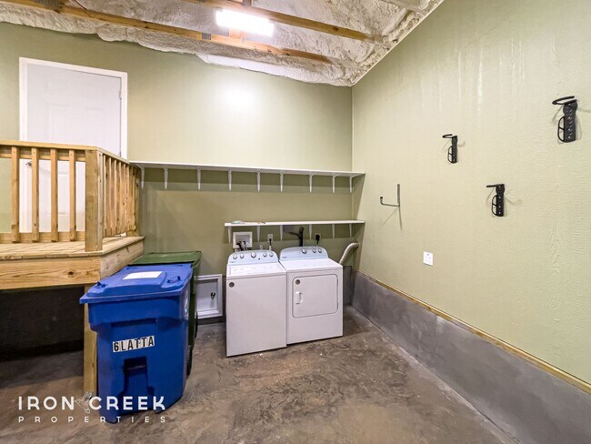 Building Photo - Beautifully Updated Three-Bedroom with Gar...