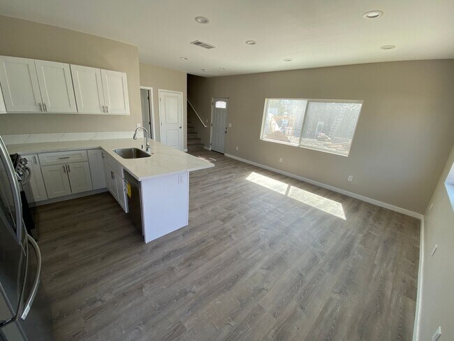 Building Photo - 4BD/2BA on Art! Lots of Parking!
