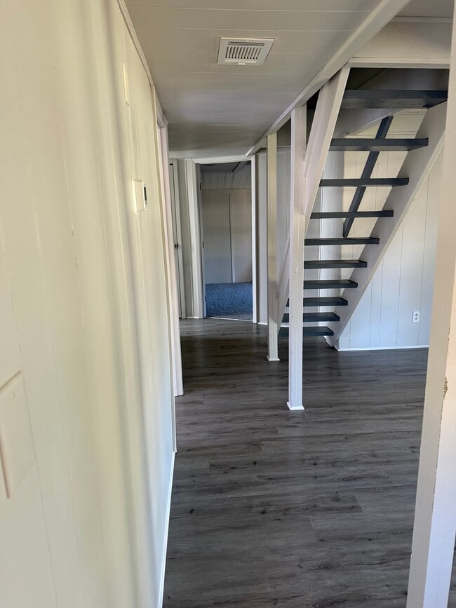 Building Photo - 10 Cedarvilla Dr