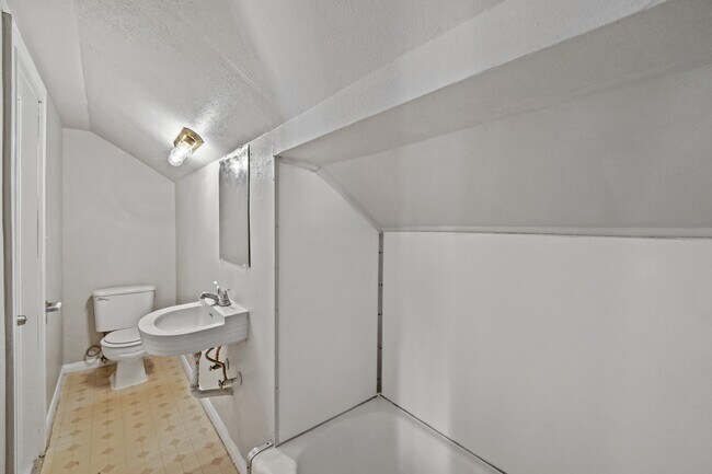 Building Photo - 205 Stimpson St