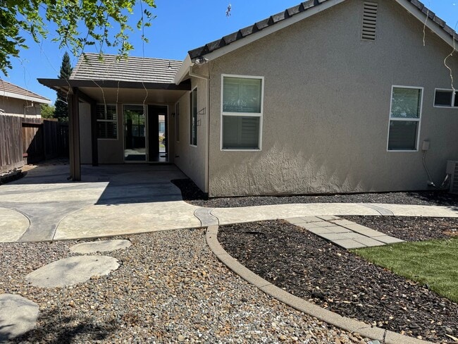 Building Photo - Charming single home in Roseville!