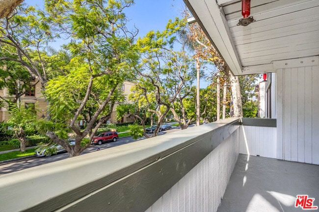 Building Photo - 406 N Oakhurst Dr