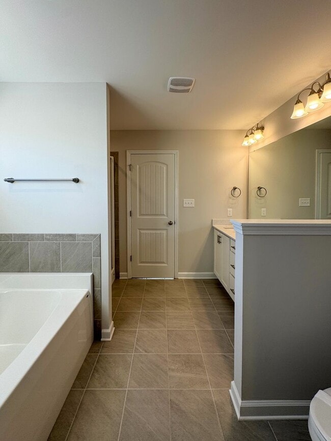 Building Photo - Stunning 4 Bed Home with Fenced Backyard