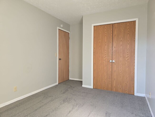 Building Photo - Spacious Townhouse Living Just Outside Downtown Woodburn