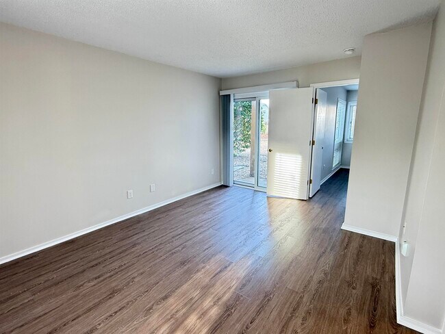 Building Photo - 1025 Plantation Dr W