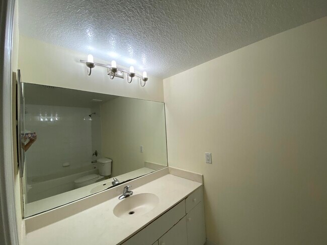 Building Photo - 1157 Golden Lakes Blvd
