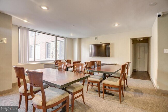 Building Photo - 1121 Arlington Blvd