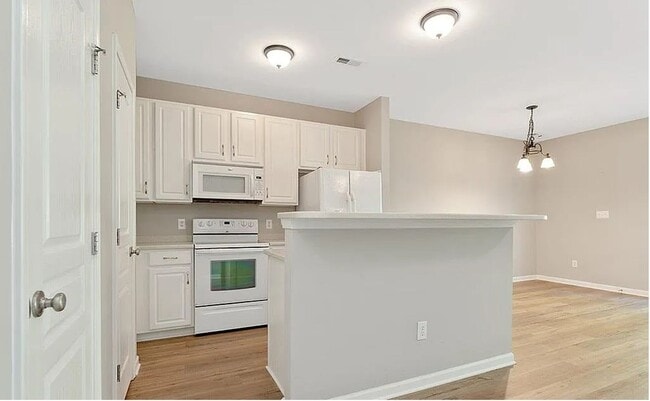 Building Photo - MUST SEE !! 3bd 3.5ba Townhome in Fuquay V...