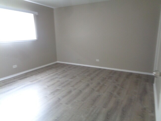 Building Photo - 16W585 Mockingbird Ln