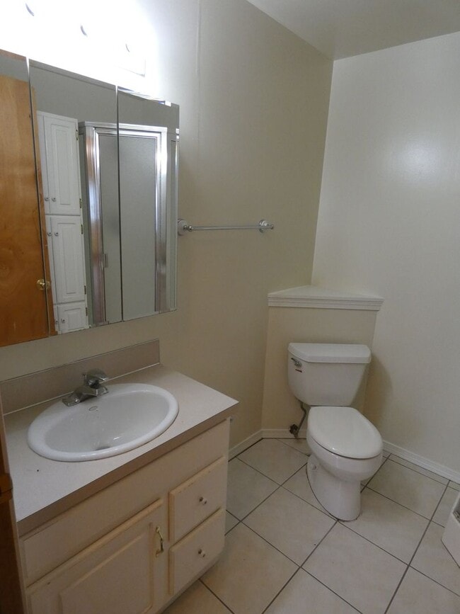 Building Photo - **Spacious Duplex** Lower Level