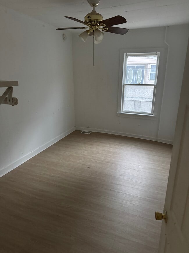 Building Photo - 162c