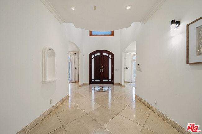 Building Photo - 9033 Cresta Dr