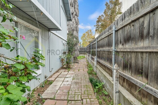 Building Photo - 3 bedroom 2 baths available in a gate community