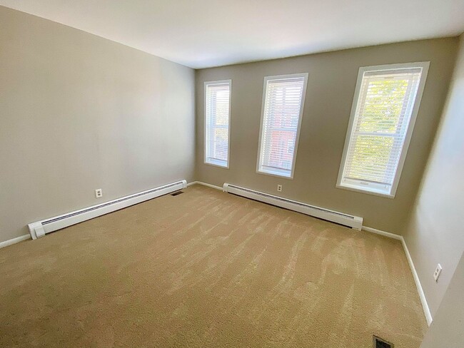 Building Photo - Charming 2 Bedroom/1 Bathroom Townhome in Locust Point, MD!