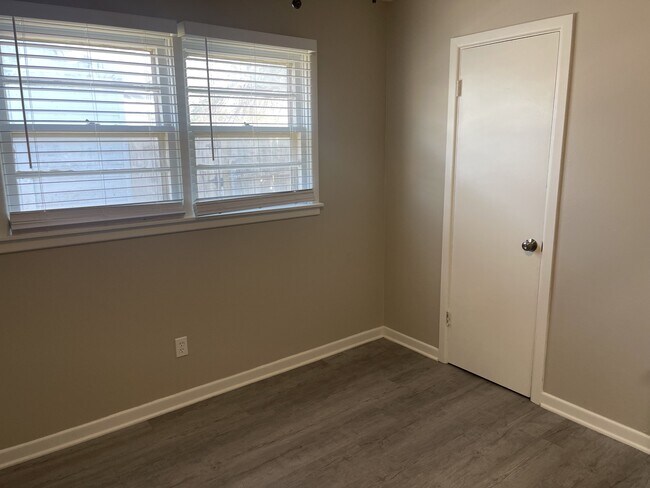 Building Photo - 1708 E 2nd St