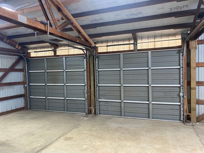 Building Photo - Sutherlin 3 bedroom house with large shop
