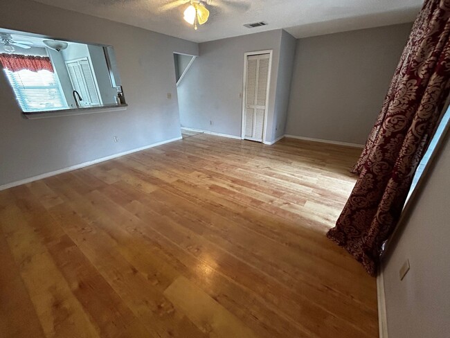 Building Photo - Now available! Ready-to-move-in townhome i...