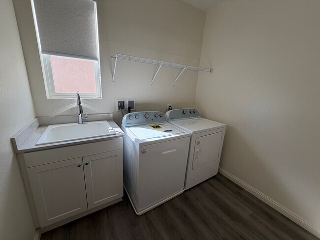 Building Photo - Modern 4-Bed, 2.5-Bath Detached Townhouse ...