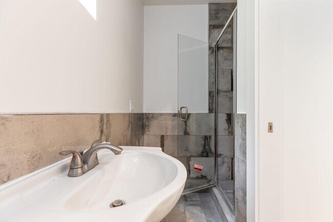 Building Photo - 905 Capp St