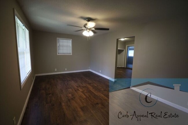 Building Photo - Move in special $600!! Recently renovated 3 bed 1 bath home with fenced yard and a bonus space! -...