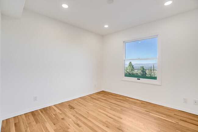 Building Photo - 15851 Mulholland Pl