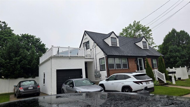 Building Photo - 2 Rhame Ave