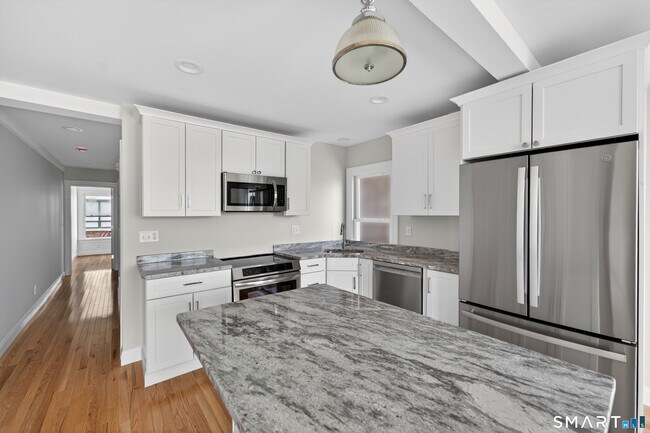 Building Photo - 136 Bank St