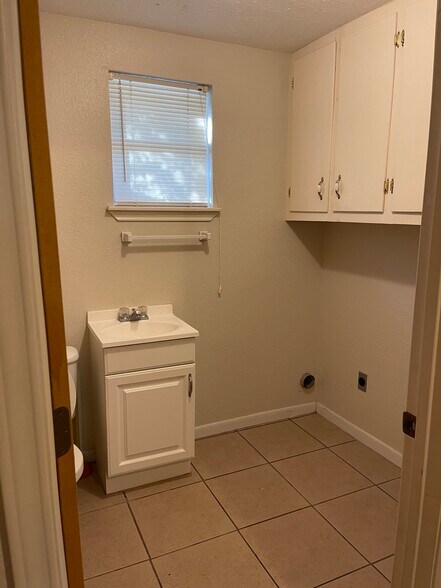 Building Photo - 411 Rowlett Ave