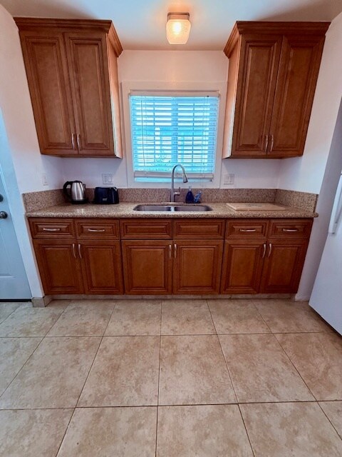 Building Photo - 829 N Kingsley Dr