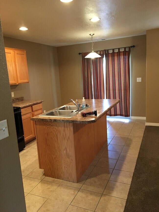 Building Photo - Desired Hidden Valley Town Home!