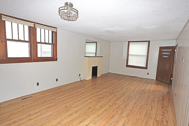 Primary Photo - 344 E Adams Ave
