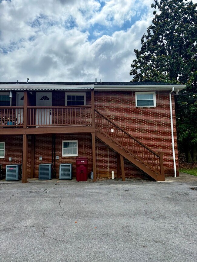 Building Photo - 2 Bedroom / 1 Bath Apt. - Johnson City