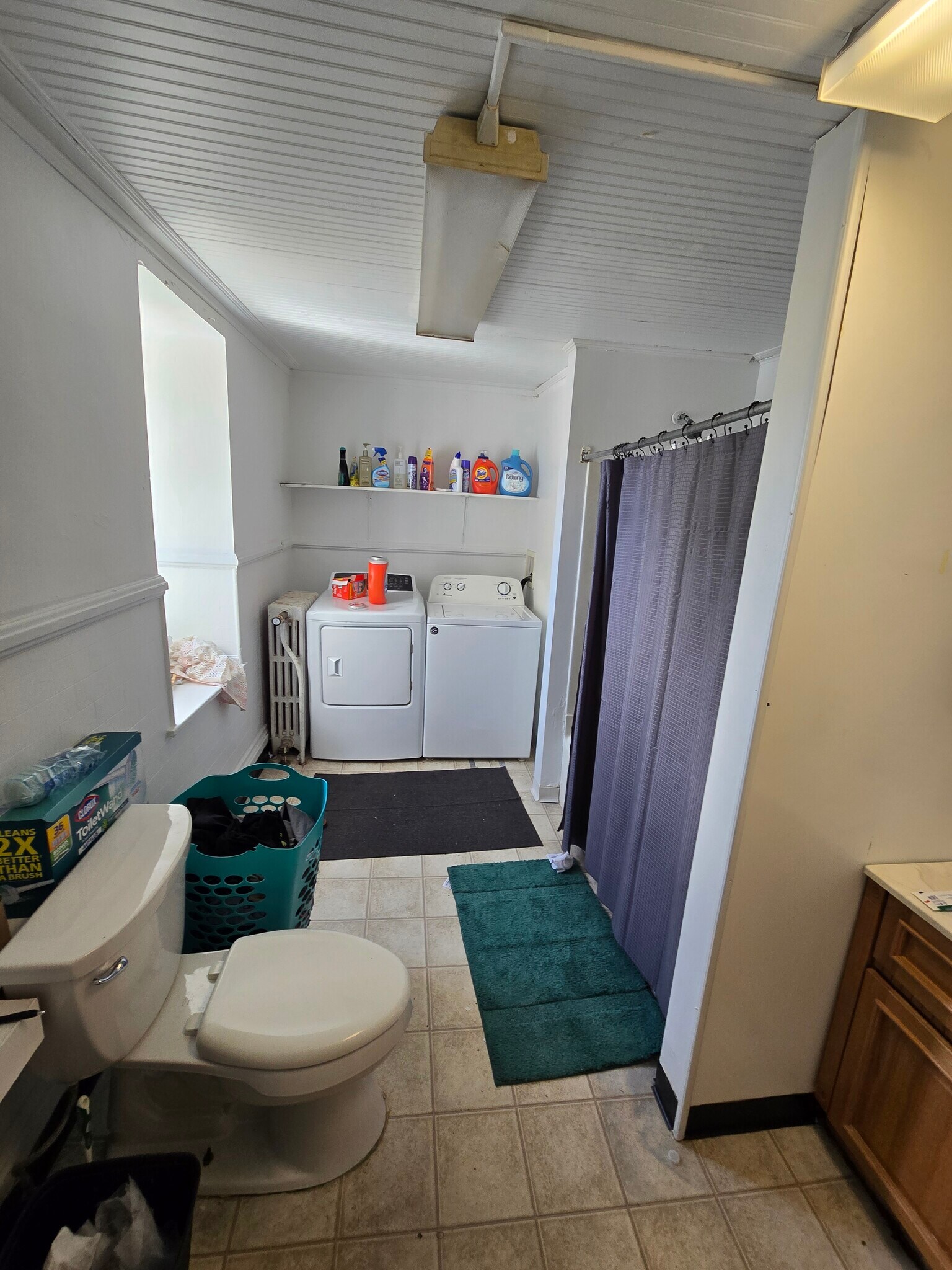 Spacious bathroom with washer/dryer - 41 Main St