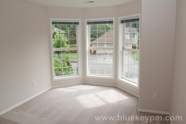 Building Photo - REDUCED $200!!   3-4 Bed, 3 Bath Camas Hom...