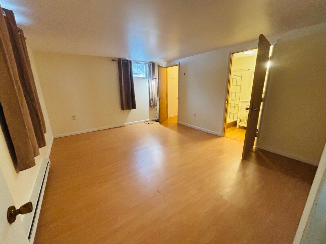 Building Photo - 135 Simsbury Dr