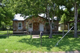 Building Photo - Charming 2 Bed/ 1 Bath Coming Soon!!!