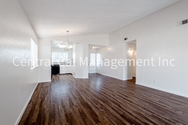 Building Photo - 3 Bedroom/2 Bath Home in the Southwest - $2295 Per Month!