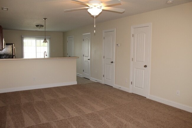 Building Photo - Gorgeous Townhome!