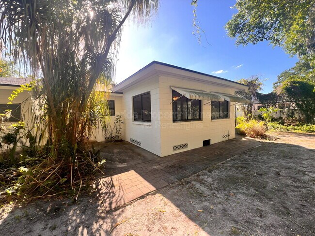 Building Photo - 2011 Howard Dr