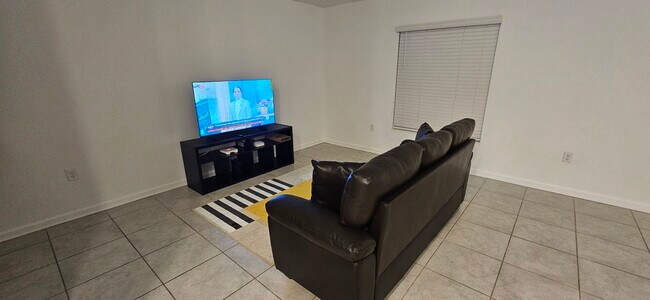 Building Photo - 1113 Saguaro St