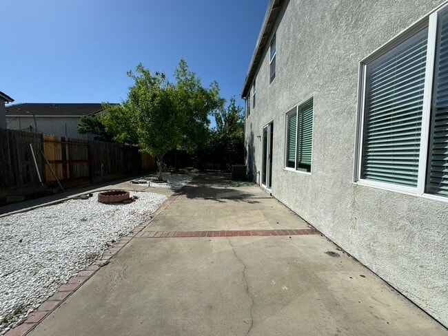 Building Photo - Comfortable home has 5Bdm 3Ba Home With 3 ...