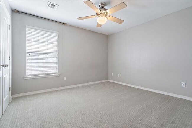 Building Photo - Discover this spacious 4-bedroom, 2-bath home