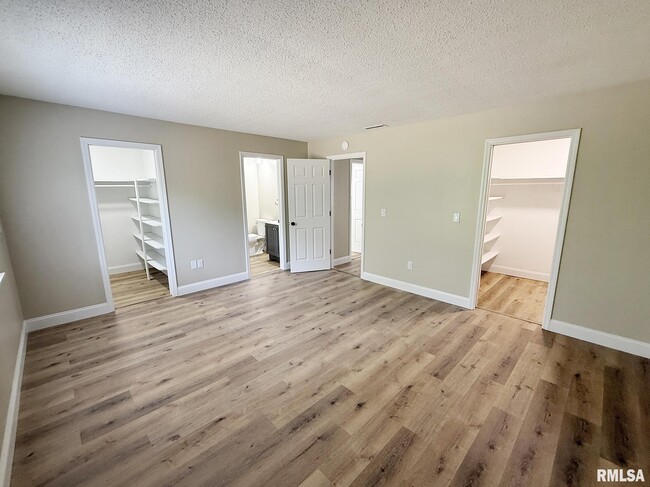 Building Photo - 3440 Villa Ridge
