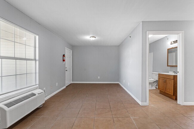 Building Photo - 1820 E Texas St